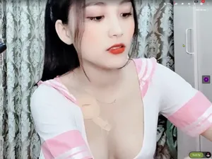 Xem gái xinh da trắng lắc cặp mông hư hỏng