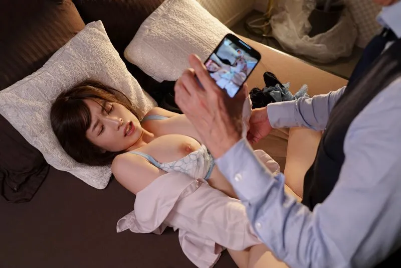 Sếp chuốc thuốc em thư ký bắt phang cả đêm khi đi công chuyện xa