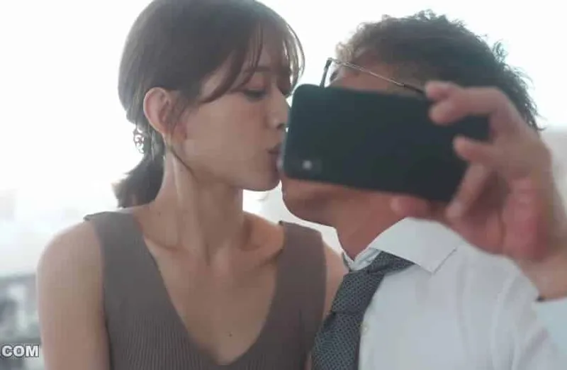 Thấy vợ hơi lạ, ông xã xem điện thoại vợ và thấy cảnh xoạc với tiền bối của mình