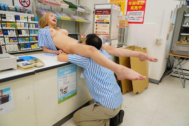 Anh tiền bối tống tình cục cưng ngổ ngáo của chủ cửa hàng tiện lợi