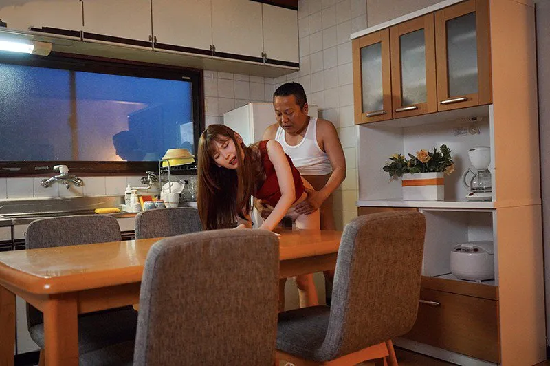 Con gái bị chồng mới của mẹ chịch mỗi ngày, cho dù đã có người yêu