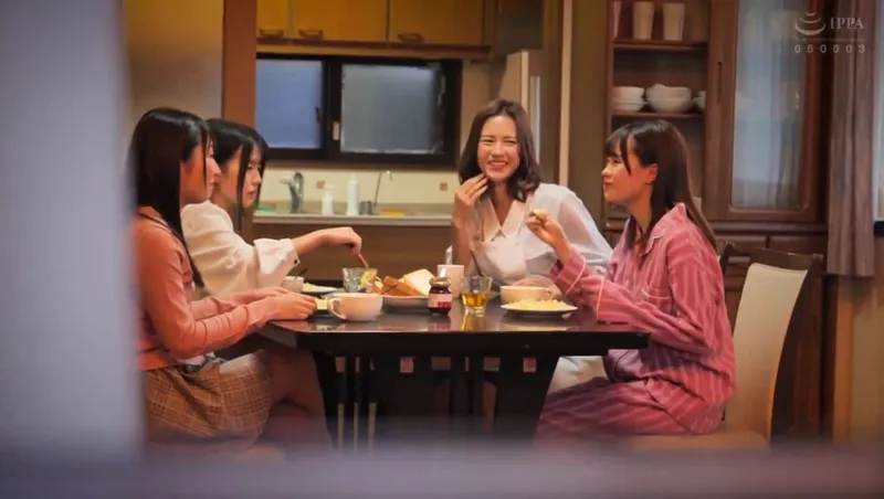 Bố đi vắng, 4 con gái ở nhà bị những tên côn đồ để ý tới